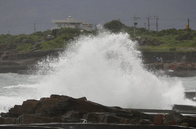 Typhoon Chanthu pours 5 inches of rain on Taiwan, heads for Shanghai ...