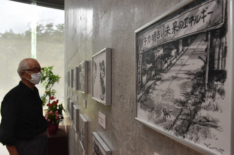 故・朝倉悠三さんが描いた絵を眺める男性=福島県南相馬市原町区で2021年9月11日、肥沼直寛撮影