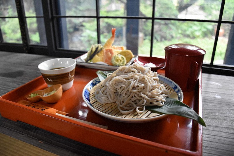 店の定番メニュー「天ざるそば」=新潟県新発田市で2021年9月4日、内田帆ノ佳撮影