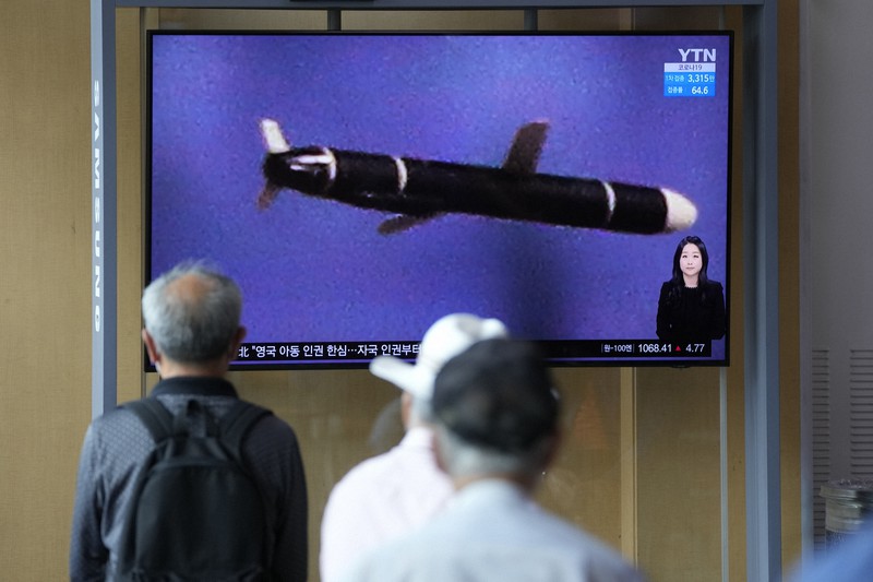 北朝鮮が発表した長距離巡航ミサイル発射実験を伝える報道番組を見る人たち=ソウルで2021年9月13日、AP