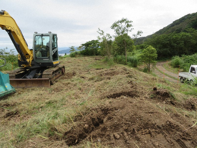 砂防ダムから撤去した災害土砂を仮置き場に降ろす準備をするエリア。重機をヘリコプターにつり下げて搬入するなど難しい作業を強いられている=地元関係者提供