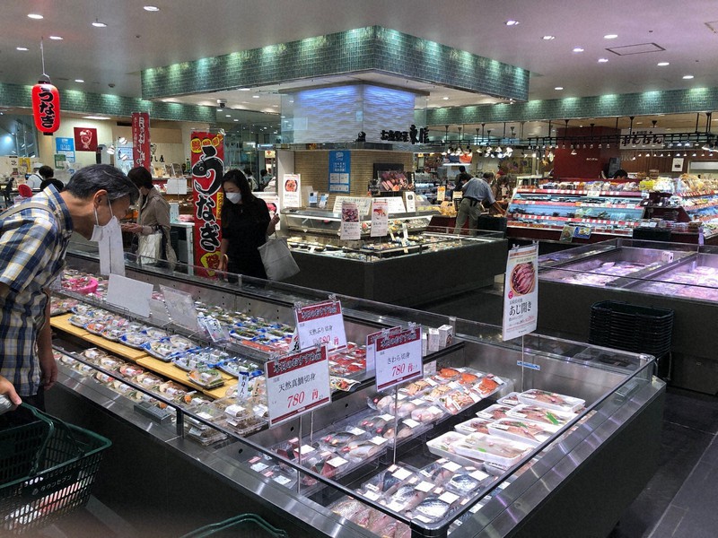 東信水産荻窪総本店の売り場=清水憲司撮影