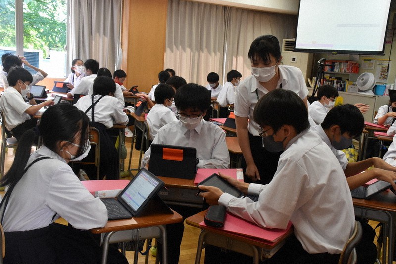 タブレット端末を使って授業を受ける岩手大付属中の生徒ら=盛岡市で2021年9月7日、松本ゆう雅撮影