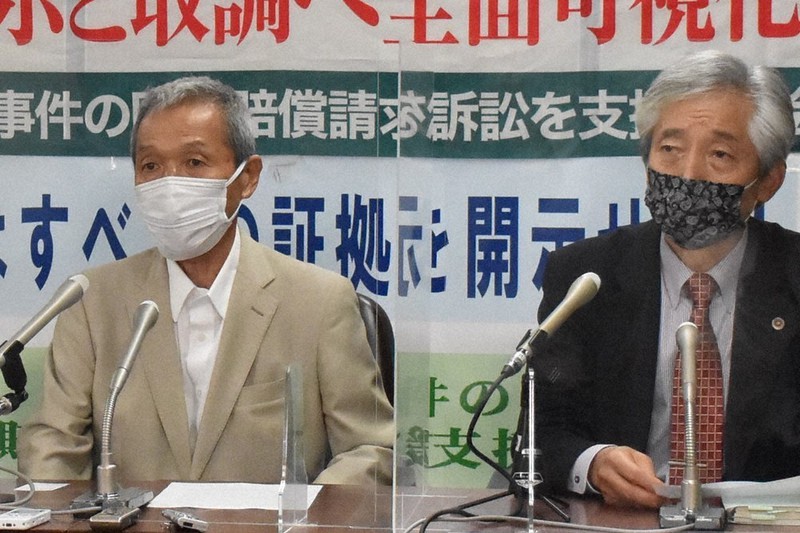 記者会見に臨んだ桜井昌司さん(左)と谷萩陽一弁護士=東京都千代田区で2021年9月13日、森永亨撮影