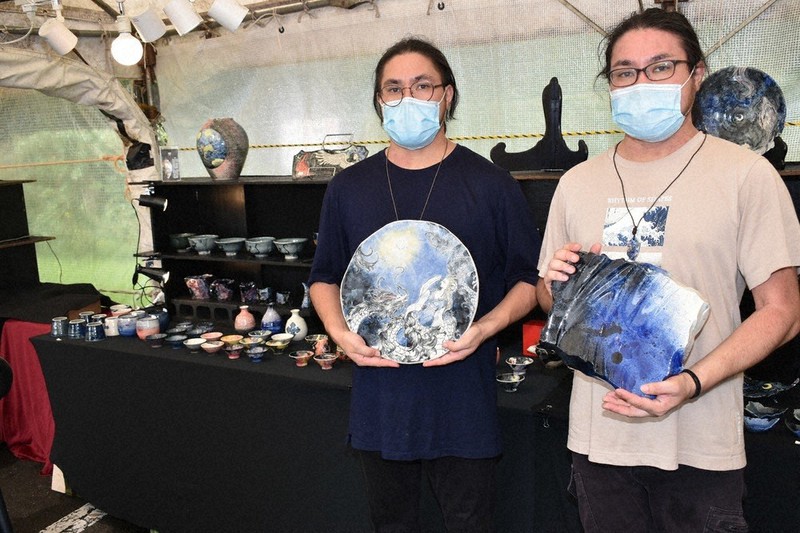 「牛久全国大陶器市」に初出店した「双子土龍」の西龍海さん(左)と西龍山さん=茨城県牛久市久野町の牛久浄苑・牛久大仏特設会場で2021年9月11日、庭木茂視撮影