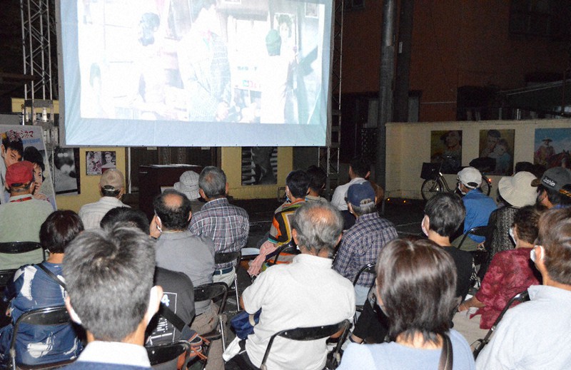 夜空の下で映画を楽しんだ野外上映会=茨城県常総市水海道宝町で