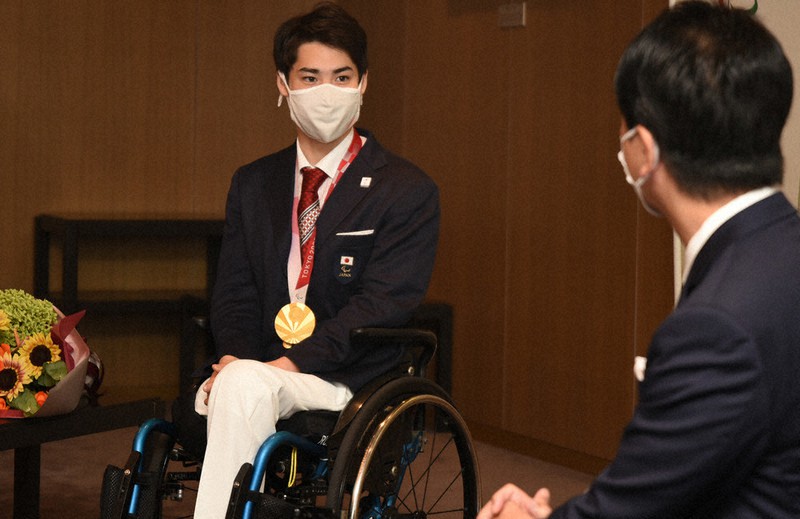 高島市長(右)に金メダル獲得を報告する梶原選手