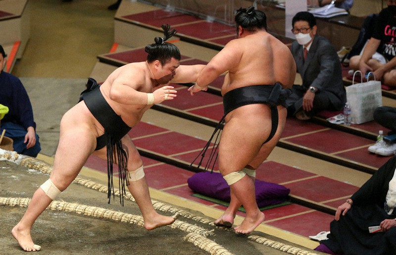 貴景勝(右)を押し出しで破る霧馬山=小川昌宏撮影