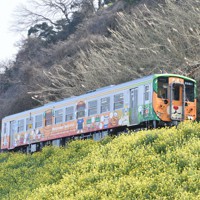 愛媛・JR宇和島駅にラッピング列車が集結 10月9、10日 [写真特集1/7
