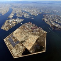 大阪・関西万博予定地の夢洲（手前）＝大阪市此花区で2020年12月2日、本社ヘリから加古信志撮影