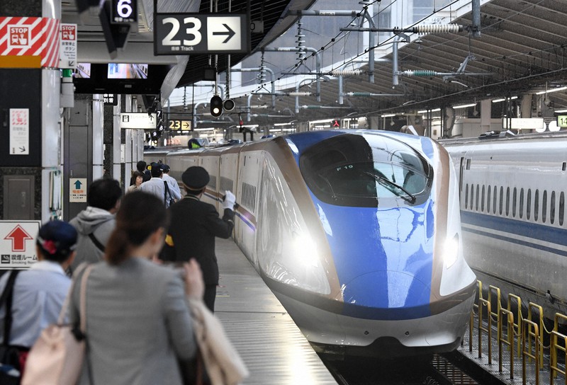 北陸新幹線=JR東京駅で2019年10月25日、竹内紀臣撮影