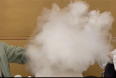 エアロゾルに見立てた煙で空気感染の状況を再現した実験＝愛知県立大提供
