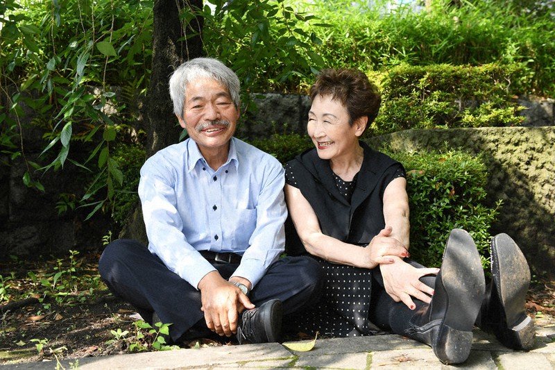 ペシャワール会の中村哲代表(左)と歌手の加藤登紀子さん=東京都千代田区で2016年6月21日、内藤絵美撮影
