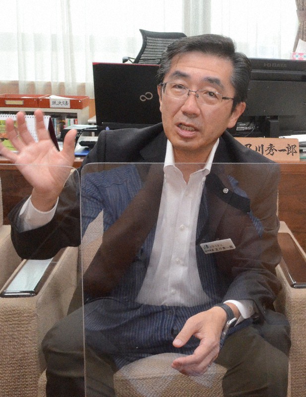 北海道安平町の将来について語る及川秀一郎町長=同町役場で2021年8月19日、平山公崇撮影