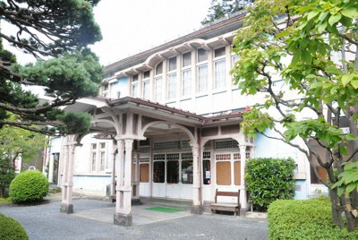 歴史を感じさせるたたずまいをみせる千歳館の正面玄関＝山形市で2021年9月2日、横田信行撮影