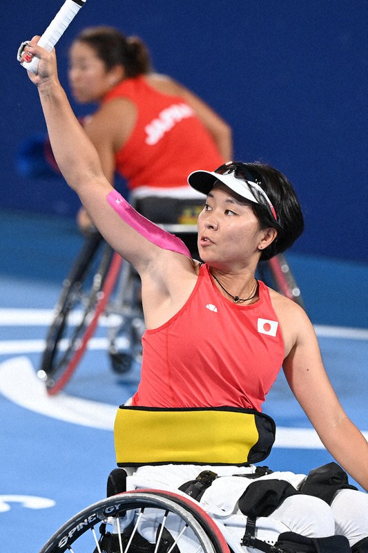 東京パラリンピックの車いすテニス女子ダブルス3位決定戦で、ショットを放つ大谷桃子選手=有明テニスの森公園で2021年9月4日、徳野仁子撮影