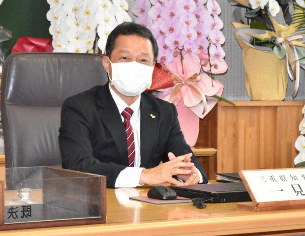 知事室のイスに座る一見勝之知事=津市の県庁で2021年9月14日、谷口豪撮影