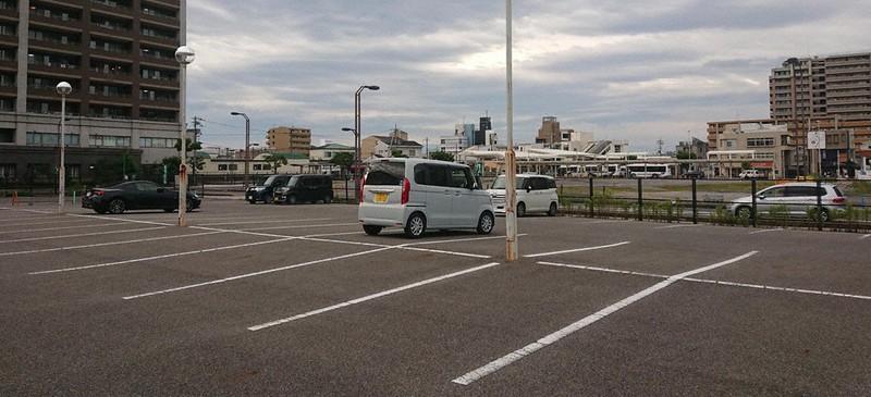 野洲市が新病院の整備を計画するJR野洲駅前の「Bブロック」。後方は駅ロータリーに直結した旧予定地の「Aブロック」=滋賀県野洲市小篠原で、村瀬優子撮影
