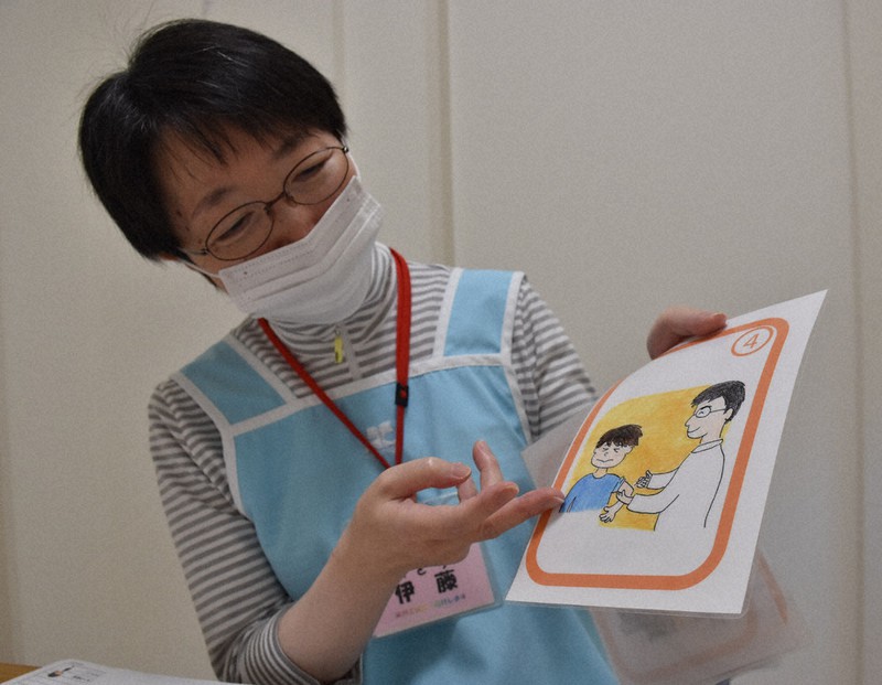 接種の手順を表したイラストを手にする看護師の伊藤舞美さん=東京都八王子市のはしもと小児科で2021年8月19日午後0時49分、中川友希撮影