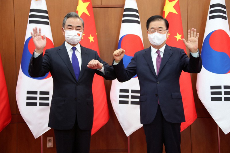 会談前に写真撮影に応じる中国の王毅国務委員兼外相(左)と韓国の鄭義溶外相=ソウルで9月15日、聯合AP