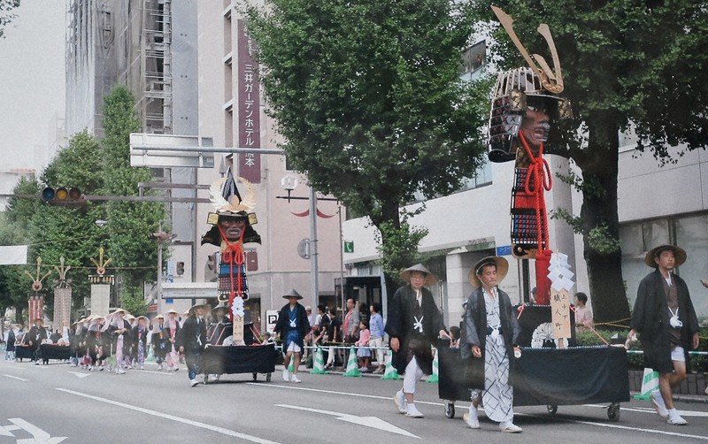過去の神幸行列で市街地を練り歩く武者頭の町鉾(一新校区自治協議会町鉾保存会提供)