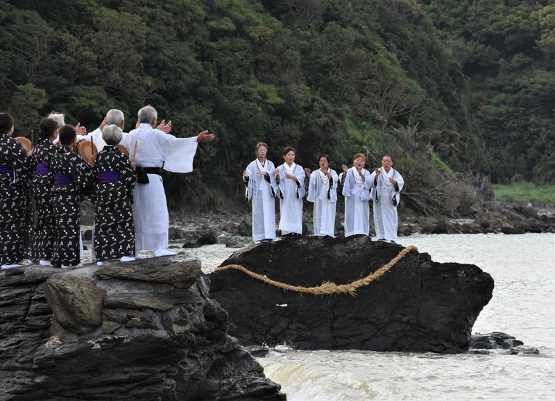 岩の上で歌い踊って豊作を祈願した平瀬マンカイ=鹿児島県龍郷町秋名で2021年9月15日午後4時33分、神田和明撮影