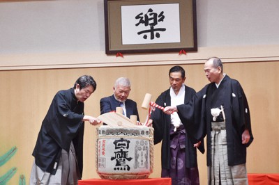 天満天神繁昌亭の15周年記念セレモニーで鏡開きする（左から）月亭遊方さん、盛岡淑郎理事長、寺井種治宮司、笑福亭仁智会長＝大阪市北区で2021年9月15日午前11時24分、菱田諭士撮影