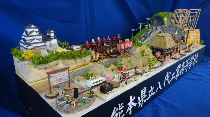 八代工高の生徒が熊本県の魅力を表現した鉄道模型。熊本城や青井阿蘇神社、八代妙見祭などを再現した(同校提供)