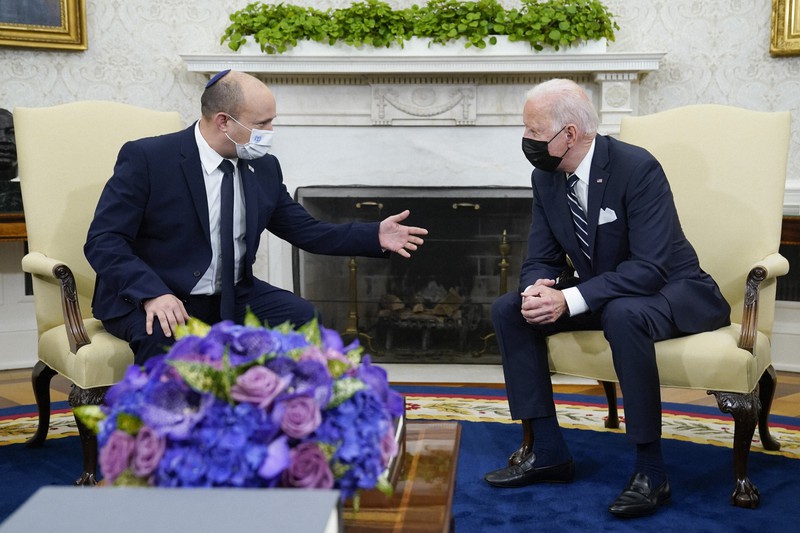 バイデン米大統領(右)と会談するイスラエルのベネット首相=ホワイトハウスで2021年8月27日、AP