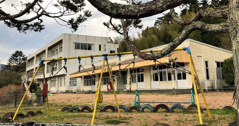 市が利活用してくれる事業者を募集する鳩原小(左奥)と鳩原幼稚園(右)。原発事故で子どもたちが戻らないまま閉校・閉園した=福島県南相馬市小高区南鳩原で2021年4月、尾崎修二撮影