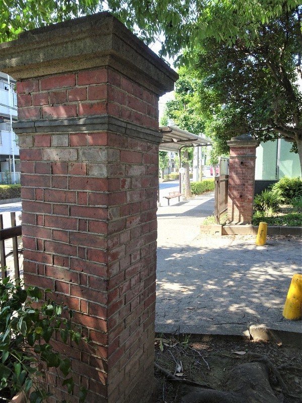 習志野騎兵旅団司令部の跡地にある八幡公園には、正門だった赤レンガの門柱が残る=千葉県習志野市大久保で2021年6月9日、小林多美子撮影