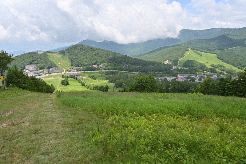 志賀高原の高天ケ原地区。左は西館山で、今の「大倉新道」は背面から右側の裾野を通る。以前は山の左奥から手前に出た=2021年7月26日、去石信一撮影