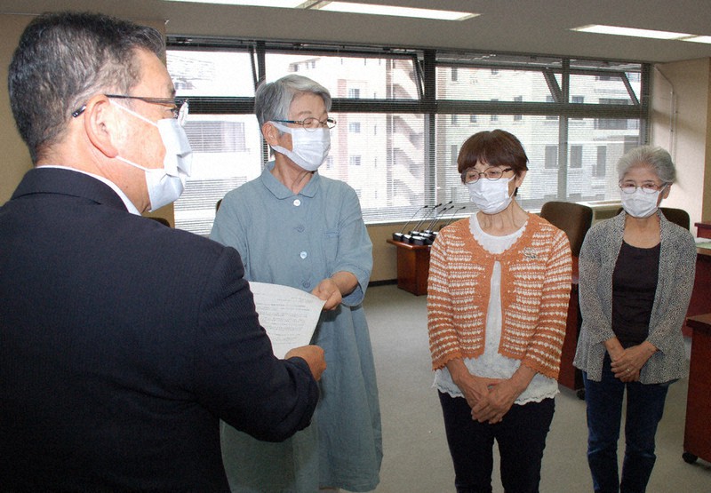 浜松市の山名裕副市長(左手前)に家庭ごみ有料化の公開質問状を提出する市民グループのメンバー=市役所で2021年9月15日、福沢光一撮影