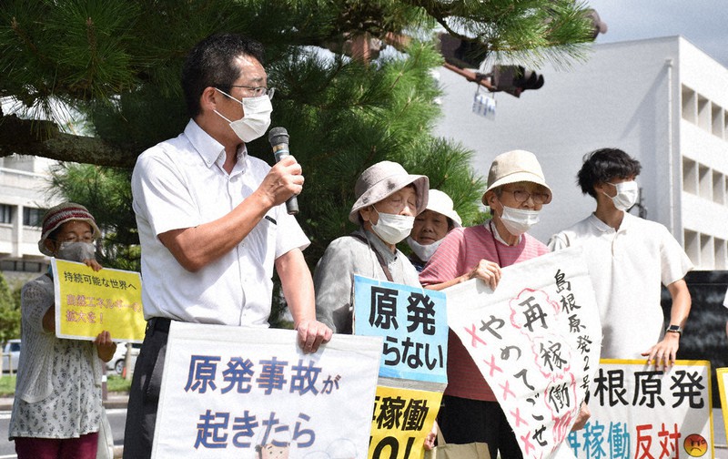 島根原発2号機の再稼働反対を訴える人たち=松江市殿町の島根県庁前で、小坂春乃撮影