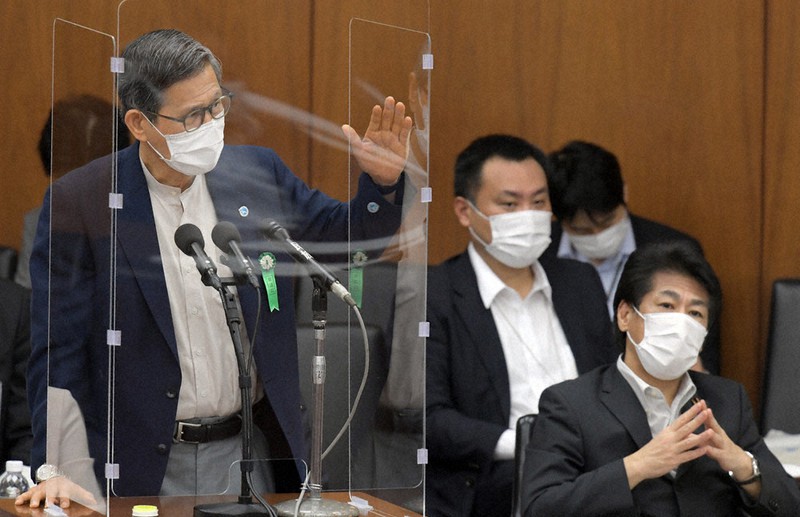 衆院厚生労働委員会で質問に答える新型コロナウイルス感染症対策分科会の尾身茂会長(左)。右は田村憲久厚労相=国会内で2021年9月15日、竹内幹撮影