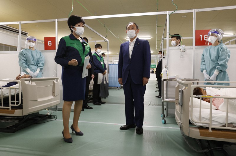 「酸素・医療提供ステーション」を視察する菅義偉首相(手前右)と小池百合子東京都知事=東京都中央区で2021年9月16日午前10時42分(代表撮影)
