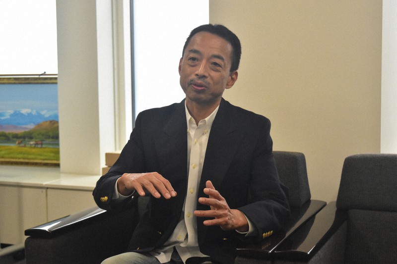 SBIホールディングスによる新生銀行への株式の公開買い付け(TOB)実施について語る野崎浩成・東洋大教授=2021年9月14日午後2時9分、池田美欧撮影