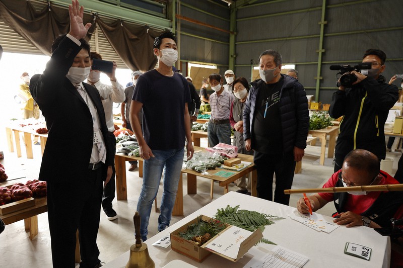 多くの人が見守る中、競り落とされるマツタケ=兵庫県丹波篠山市の丹波篠山市場で2021年9月16日午前7時26分、幸長由子撮影