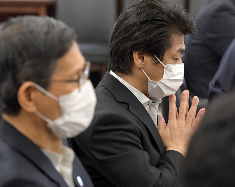 参院厚生労働委員会で立憲民主党の石橋通宏氏の質問を聞く田村憲久厚生労働相(奥)。手前は新型コロナウイルス感染症対策分科会の尾身茂会長=国会内で2021年9月16日午前10時57分、竹内幹撮影