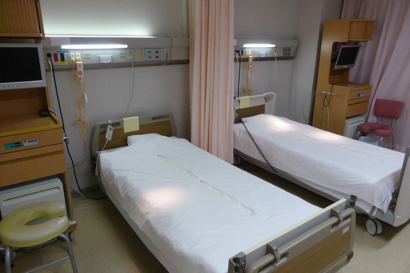 使われていなかった荏原病院の病床。現在は「酸素・医療提供ステーション」として使われている=東京都病院経営本部提供