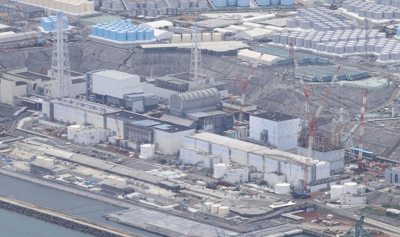 東京電力福島第1原発。左奥から4号機、3号機、2号機、1号機=8月19日、本社ヘリから