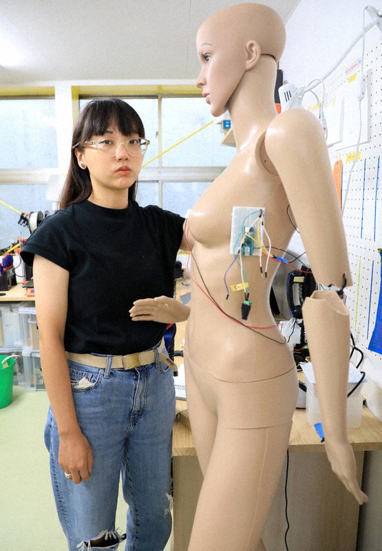 自身が作った「ニューノーマル・ハグ・ロボット」と藤原麻里菜さん