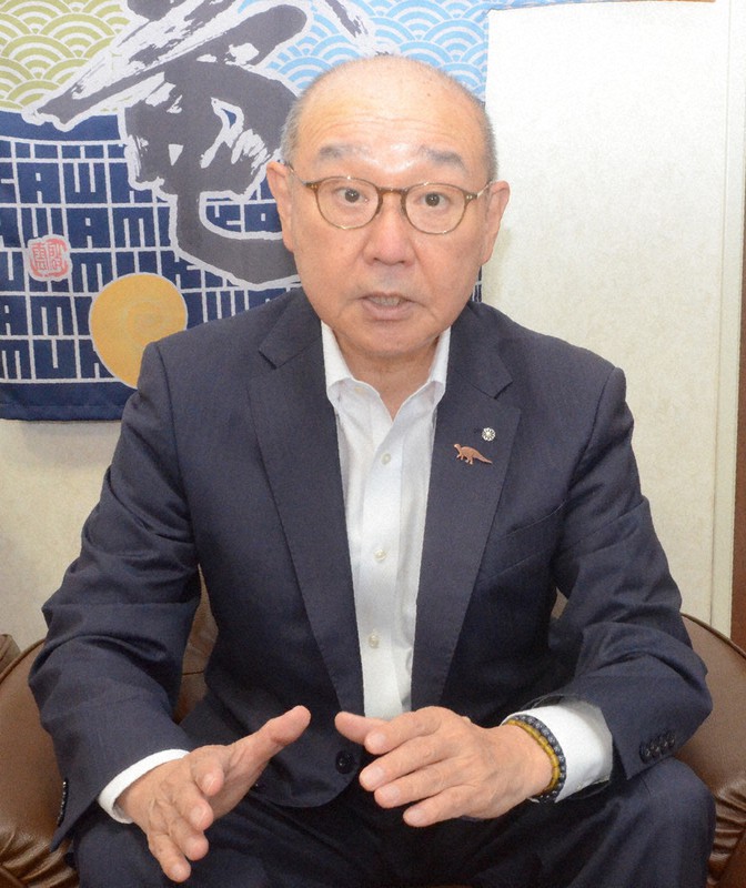 「今なお心のケアが必要」と語る北海道むかわ町の竹中喜之町長=同町役場で2021年8月23日、平山公崇撮影