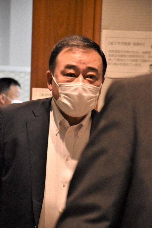 自民党県連の役員会に出席した梶山弘志経産相=水戸市笠原町の県議会棟で2021年9月16日午前10時21分