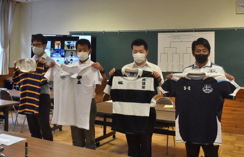 組み合わせが決まったあと、ユニホームの確認をする出場校の関係者ら=山梨市一町田中の日川高で2021年9月16日、田中綾乃撮影