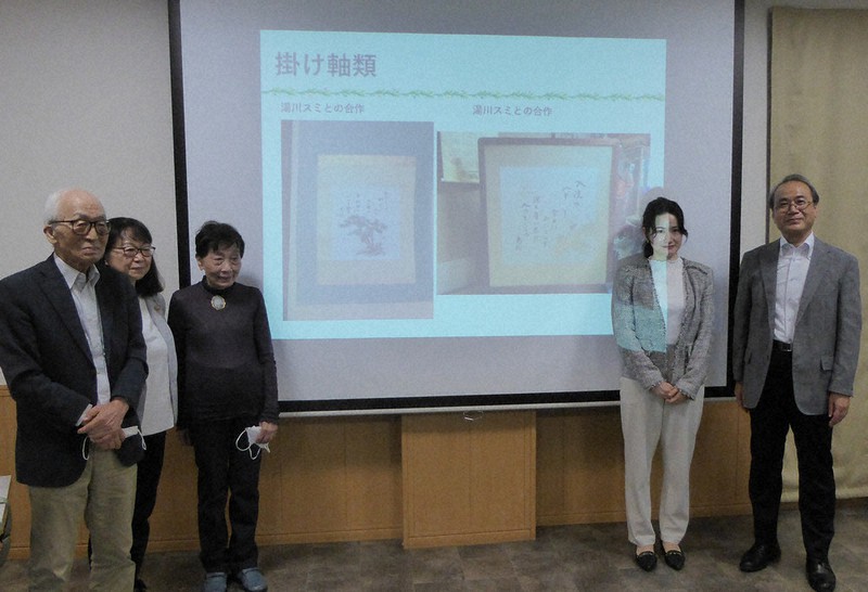 湯川秀樹博士の旧宅から見つかった妻スミさんと合作の掛け軸を紹介しながら、旧宅の保存と一般開放を呼びかける「市民の会」のメンバーら=京都市左京区で、千葉紀和撮影
