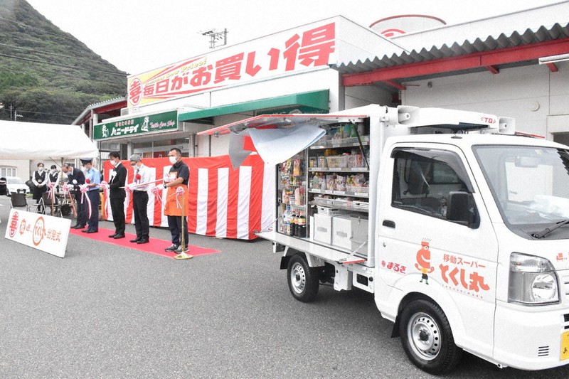 移動スーパー「とくし丸」の出発式=下関市秋根上町のウェスタまるき形山店で2021年9月16日、大坪菜々美撮影