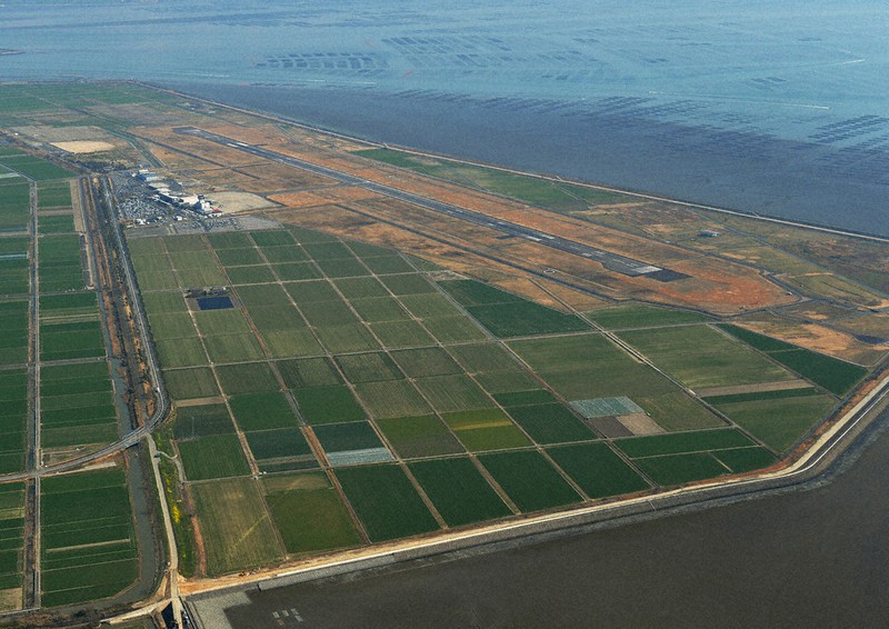 オスプレイの配備予定地となっている佐賀空港周辺。周囲に有明海が広がる=田鍋公也撮影