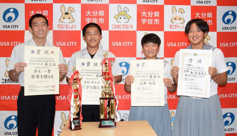 全国中学柔道大会で好成績を収めた長洲中の4人。左から3位の沢永さん、優勝した吉村さん、8強の三井さん、16強の香月さん