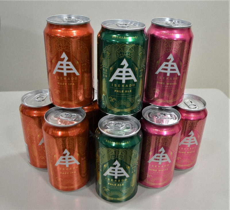21日から全国展開する3種類の「ISEKADO缶ビール」=三重県伊勢市下野町の伊勢角屋麦酒下野工場で2021年9月15日、小沢由紀撮影